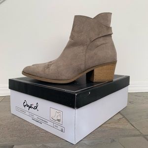 Tan faux suede western style ankle booties size 9